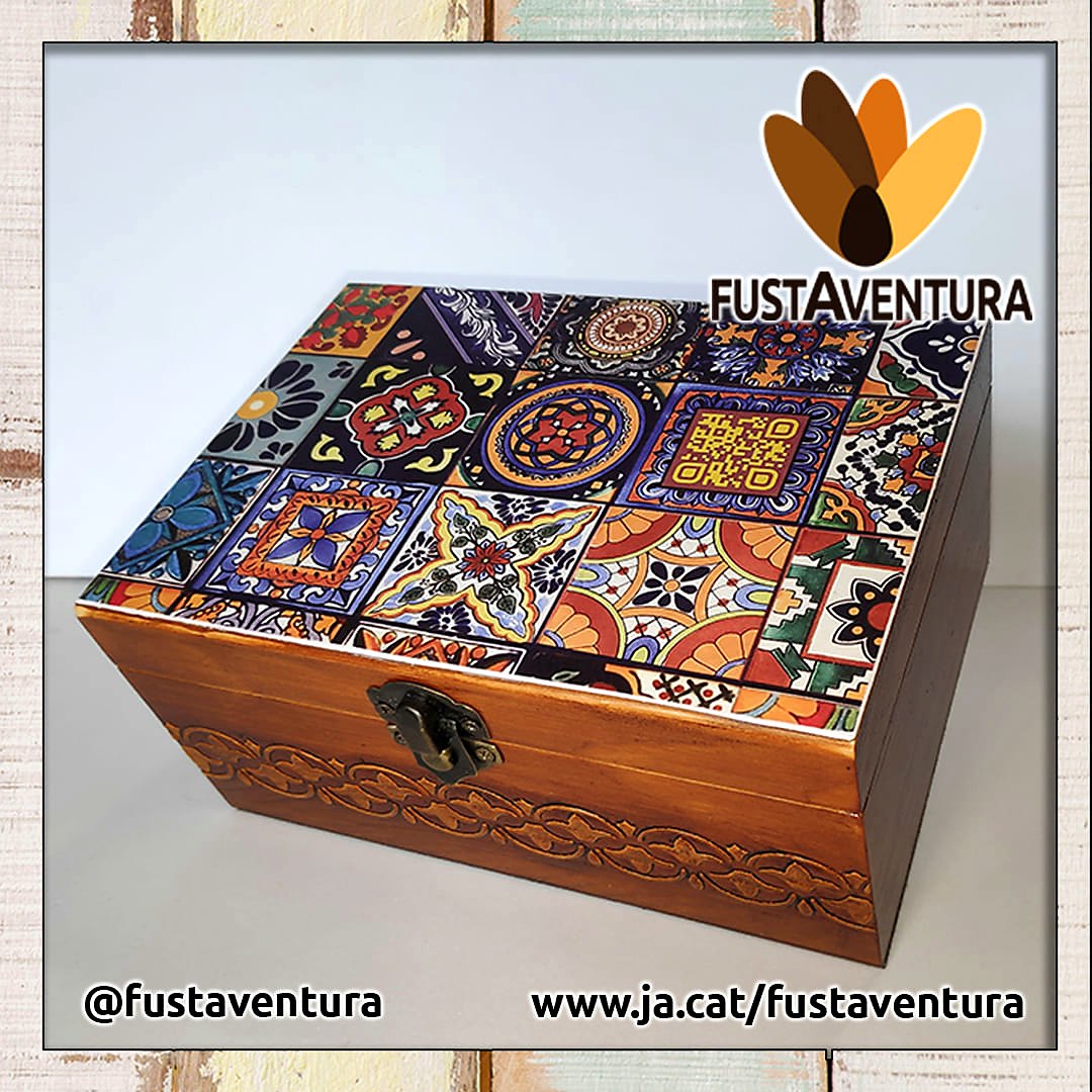 Capsa decorada amb mosaic de rajoles