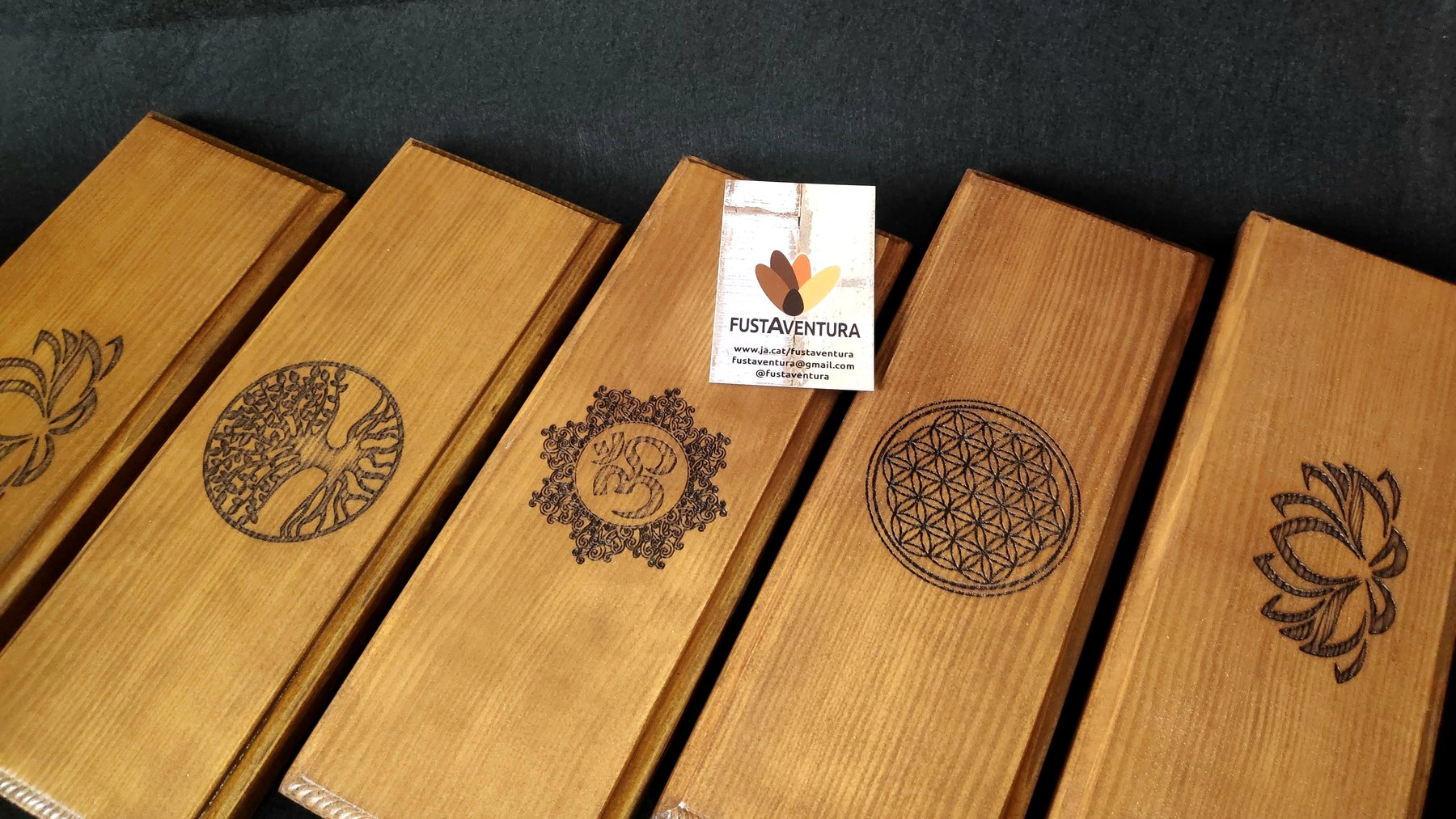 Taules de fusta gravades amb símbols