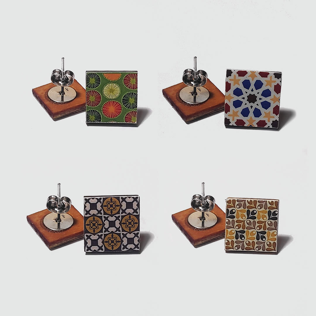 Penjoll de fusta amb forma de casa pintada