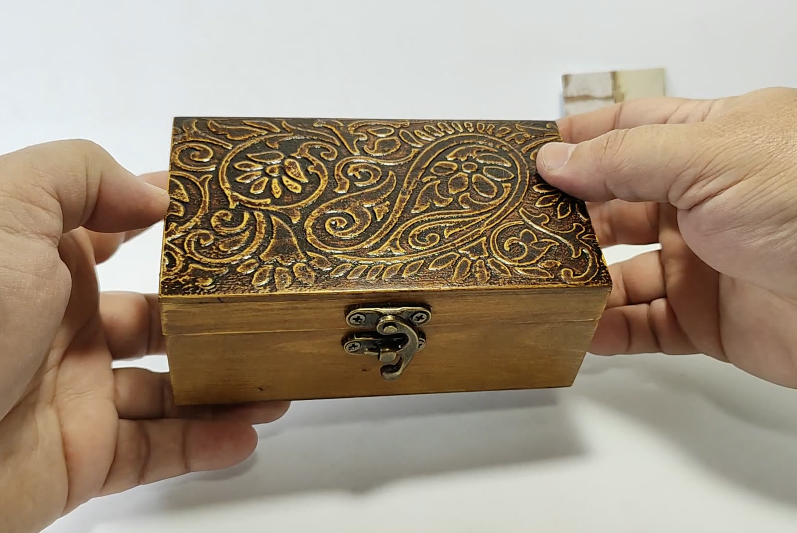 Capsa de fusta amb gravat ornamental daurat
