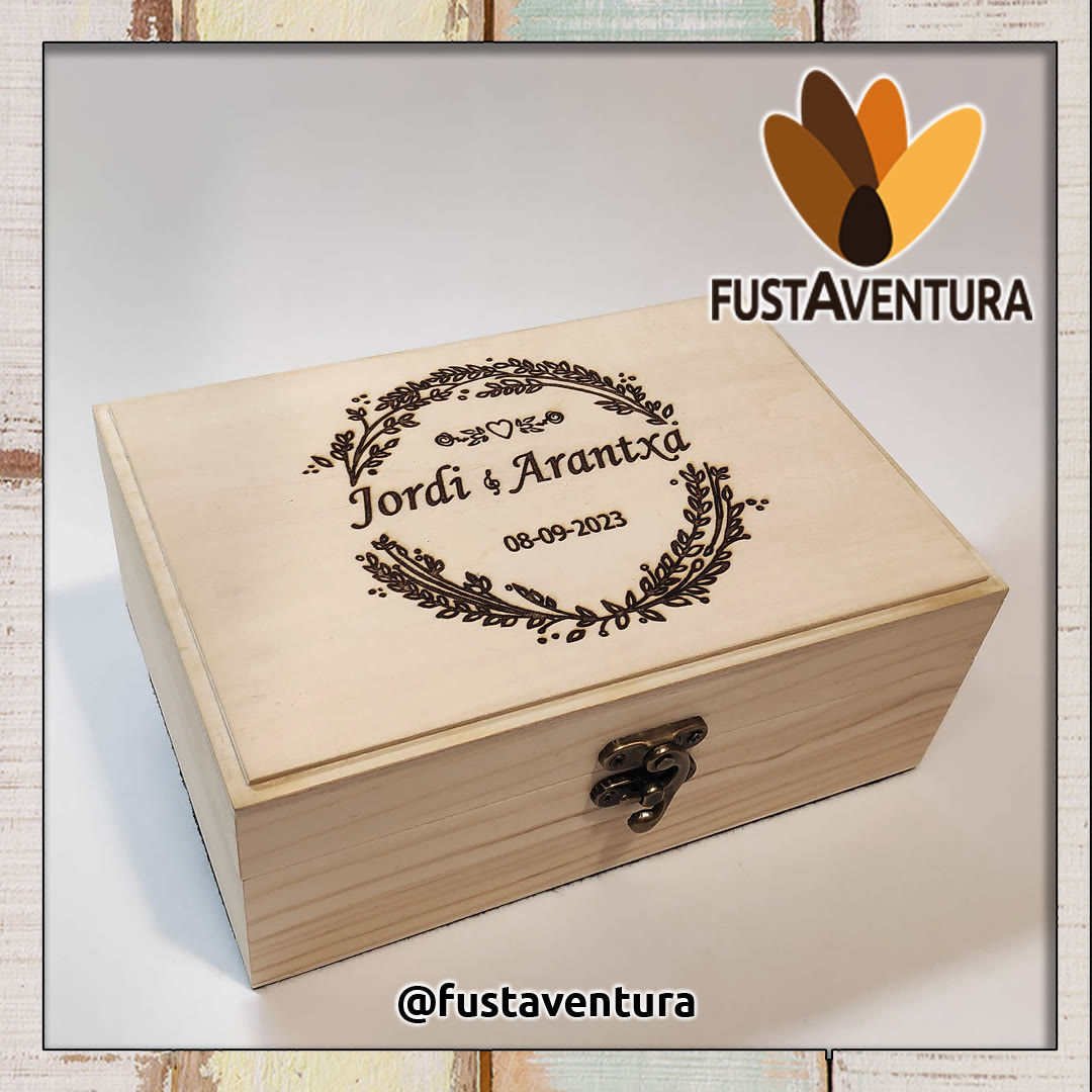 Capsa de noces amb corona de llorer i noms gravats