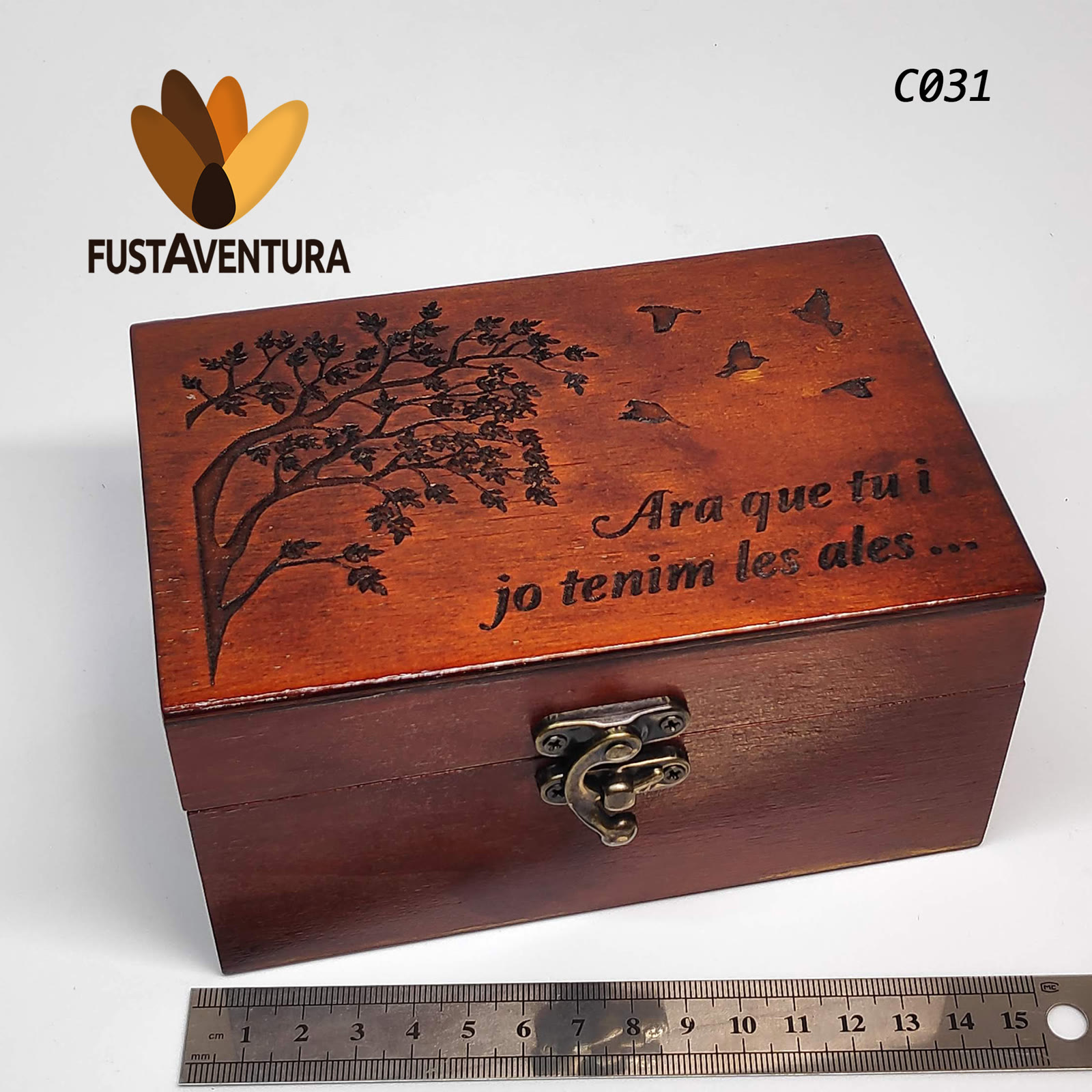Capsa de fusta amb arbre i dedicatòria gravats