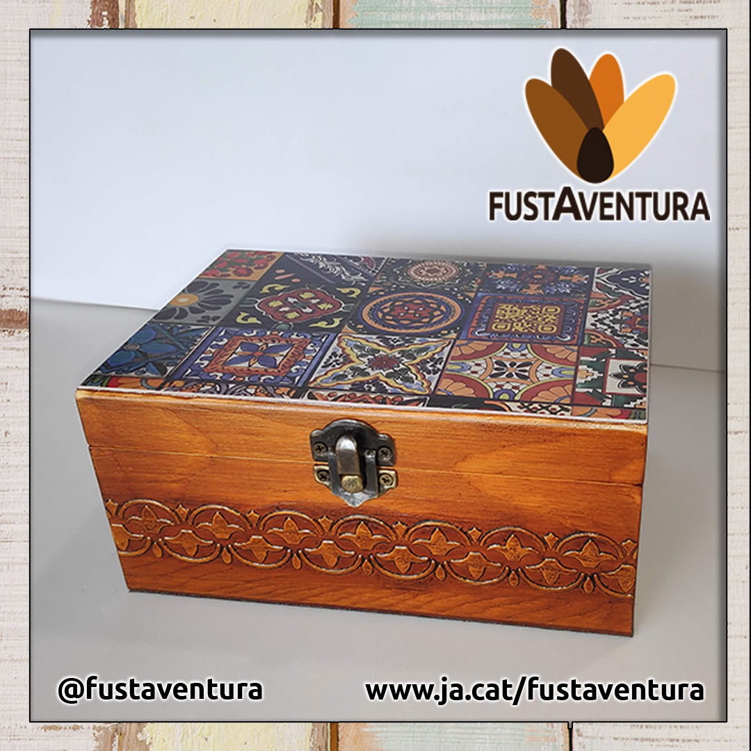 Capsa decorada amb mosaic de rajoles