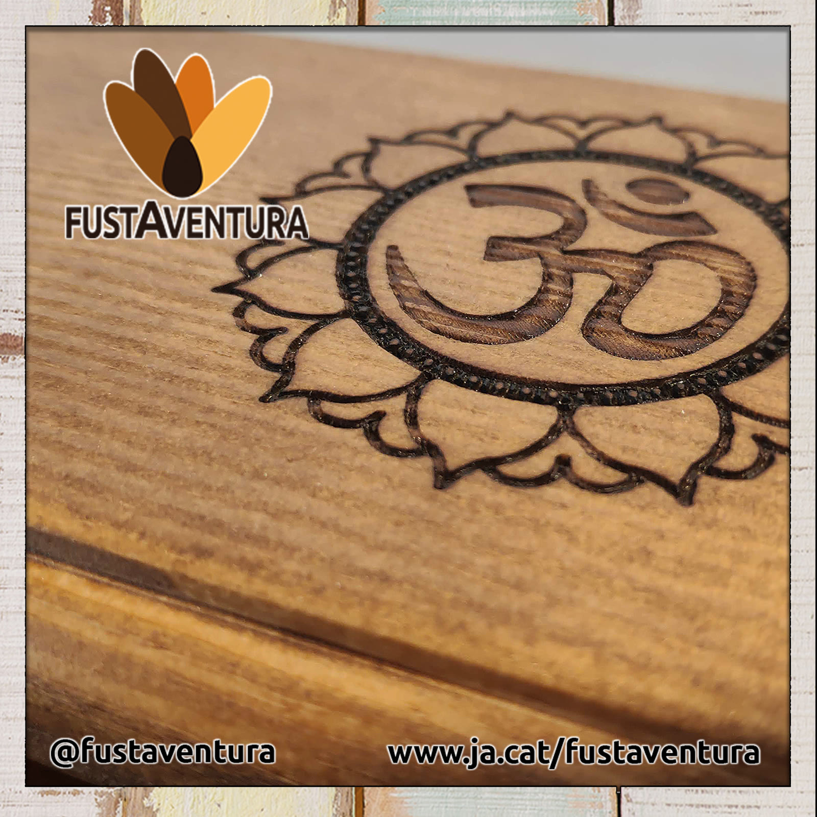 Altar de meditació amb el símbol om gravat
