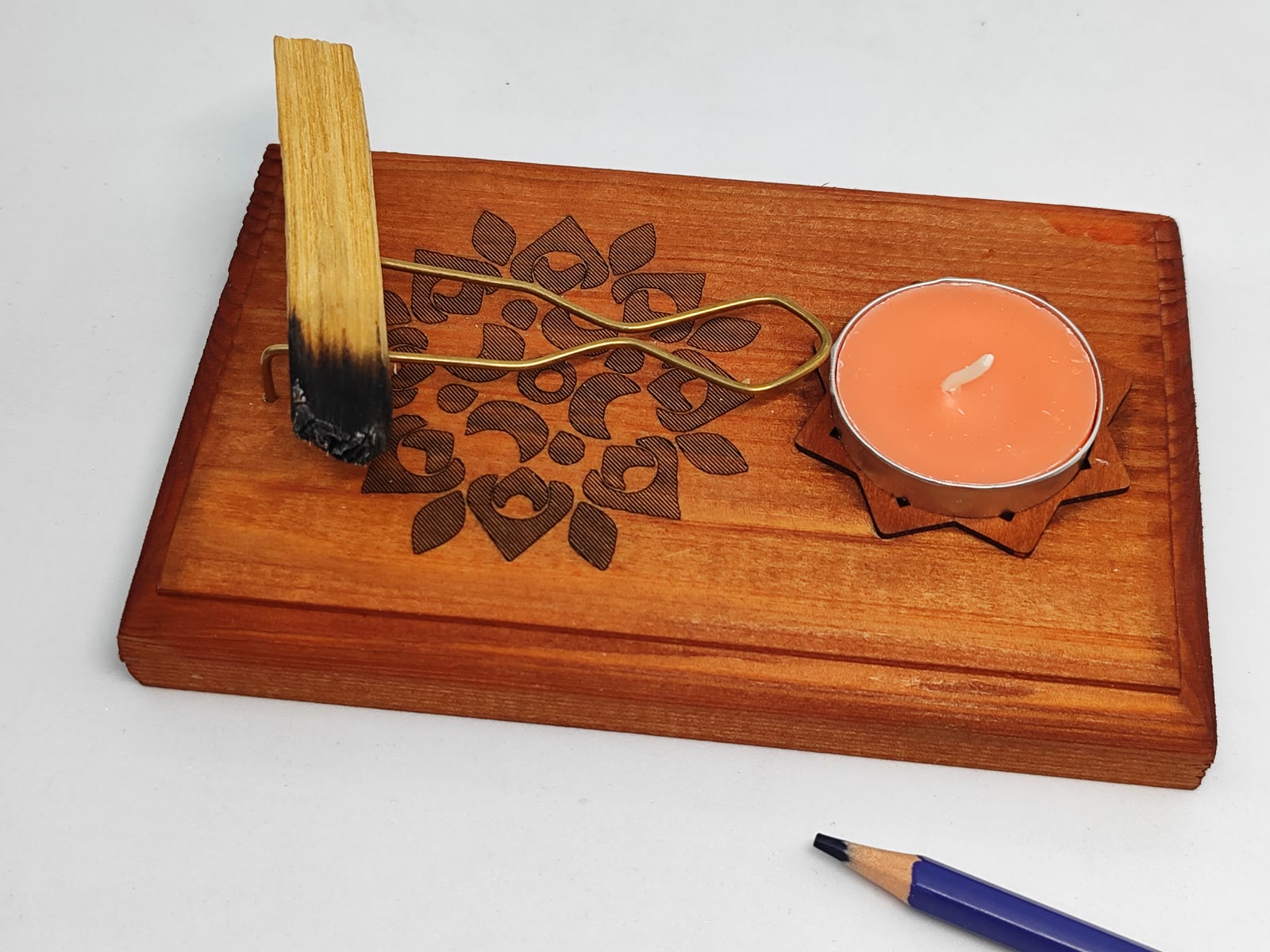 Cremador de palo santo amb gravat floral