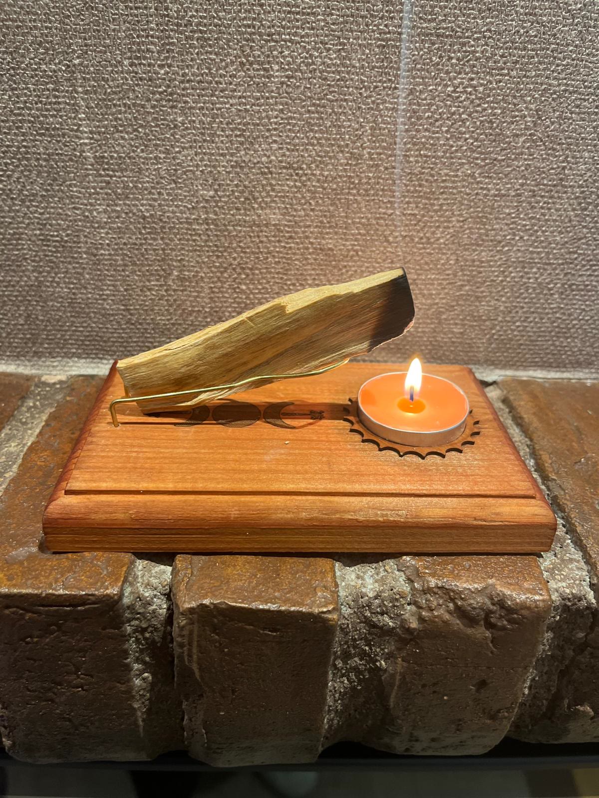 Cremador de palo santo amb espelma encesa