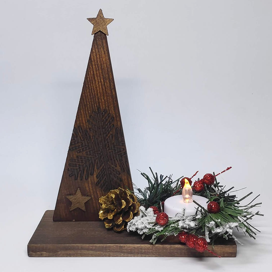Arbre de Nadal de fusta amb pinya i flors
