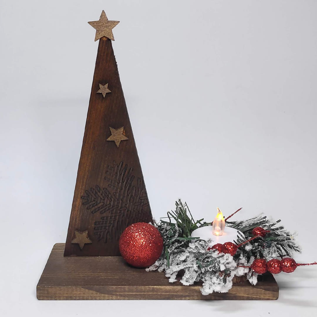 Arbre de Nadal de fusta amb poma vermella