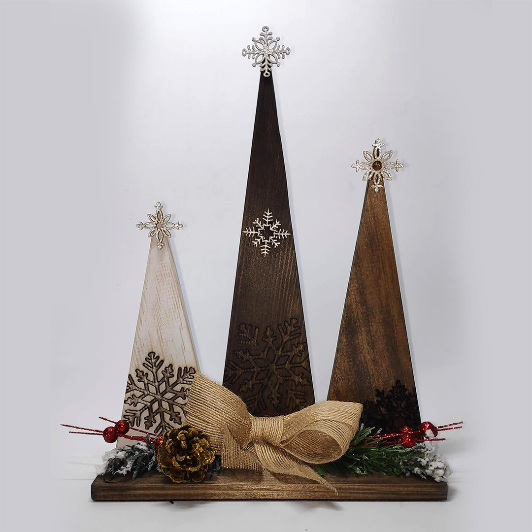 Arbres de Nadal de fusta amb llaç i pinyes