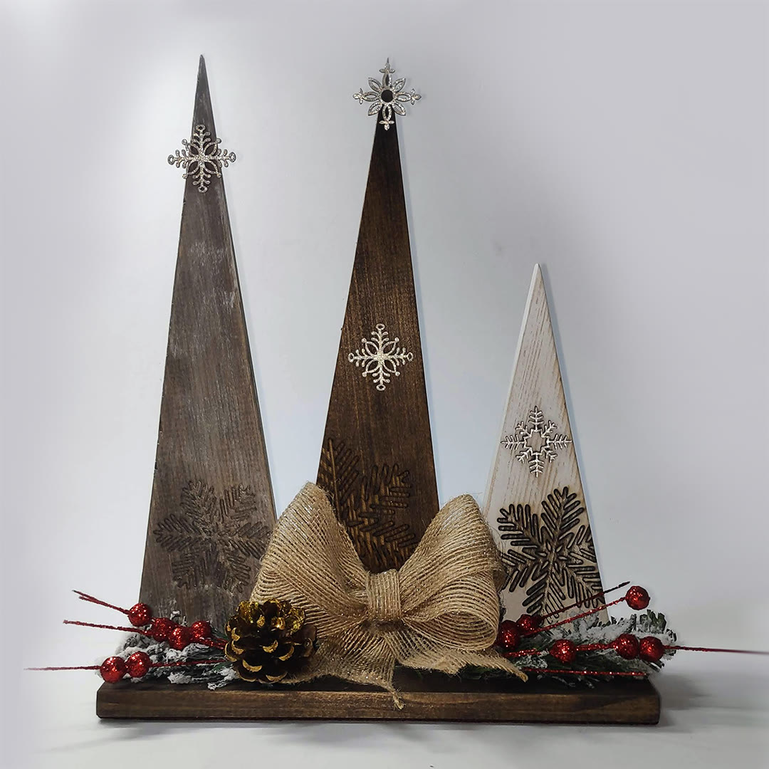 Tres arbres de Nadal de fusta amb estrella