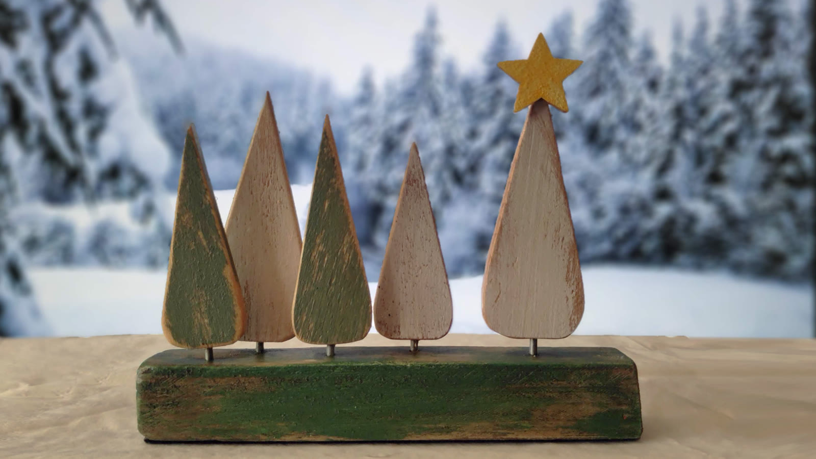 Arbres de Nadal de fusta sobre fons nevat